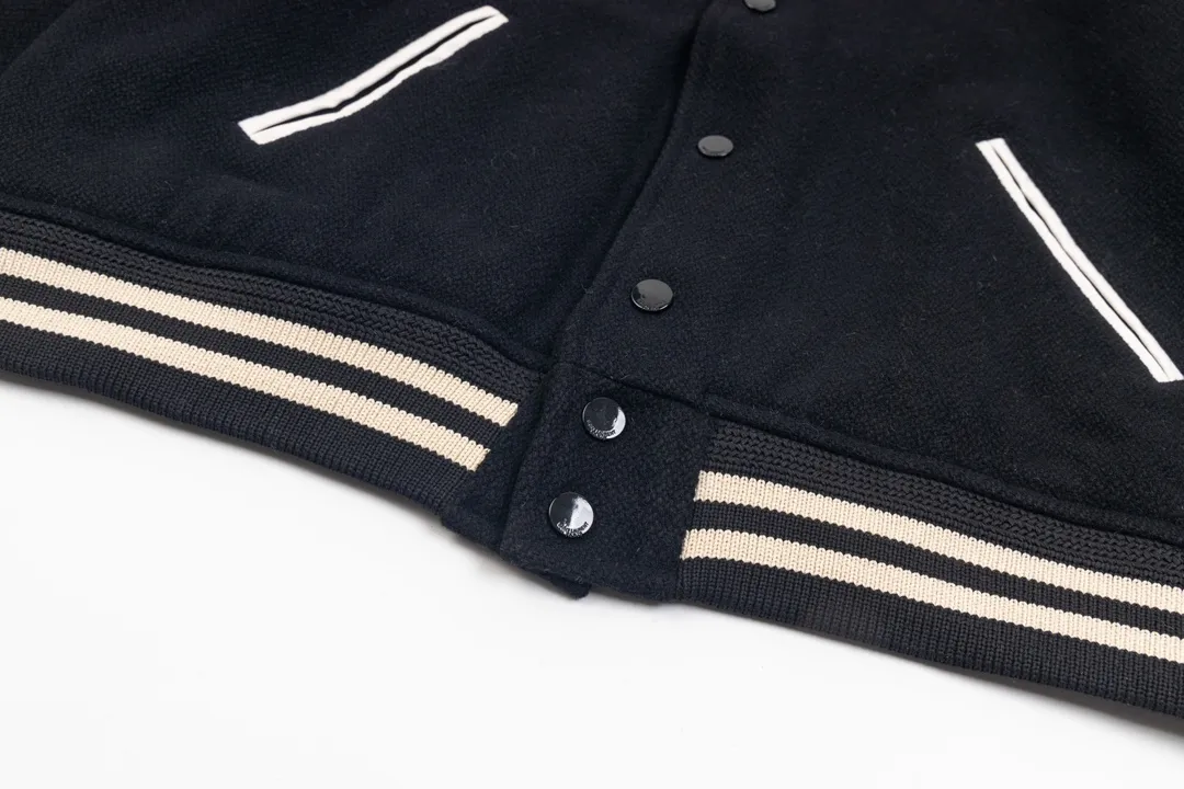 P450 top wool version. The high version is available in stock sizes. Saint Laure slp classic leather patchwork black and white baseball collar jacket. The original version is 1:1 to develop the highest version on the Internet. It took 2 months to customize pure wool fabric and jacquard ribbing (ordinary machines cannot achieve this jacquard effect). The version is super handsome. The patchwork position is very particular about the parking space technology. Whether the whole dress looks good depends on the position 46-48-50-52.